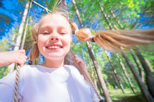 森の屋外ブランコに揺れて陽気な少女 クローズ アップ — ストック写真