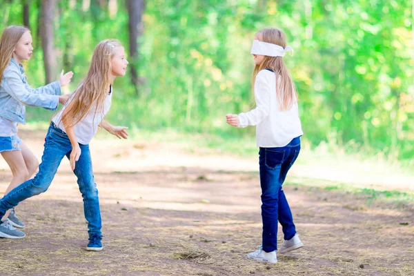 Divertenti Ragazze Giocare Cieco Uomo Buff All Aperto Nella Foresta — Foto Stock