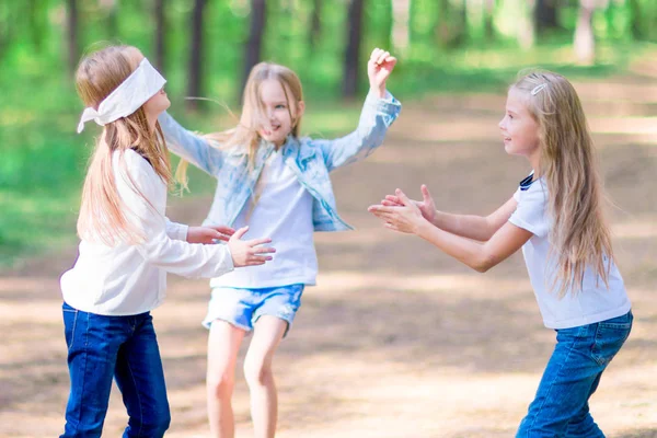 Lustige Mädchen Spielen Blindenbuff Wald — Stockfoto