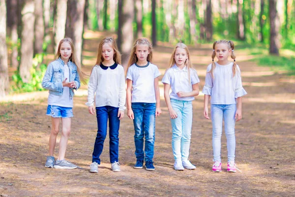 Gruppo Cinque Ragazze All Aria Aperta Nella Foresta — Foto Stock