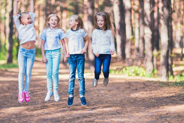 Gruppo Ragazze Che Divertono Nel Parco Sullo Sfondo Degli Alberi — Foto Stock