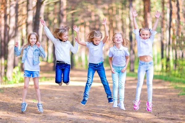 Eine Gruppe Von Mädchen Die Sich Park Vergnügen Auf Dem — Stockfoto