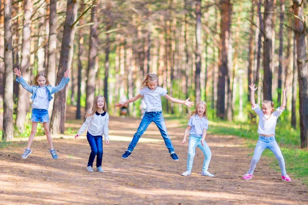 公園で楽しい女の子のグループ 木の背景に — ストック写真