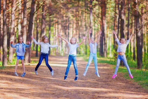 Eine Gruppe Von Mädchen Die Sich Park Vergnügen Auf Dem — Stockfoto