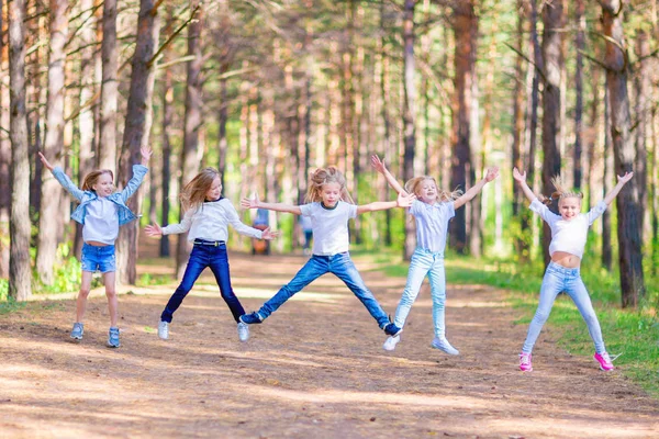 公園で楽しい女の子のグループ 木の背景に — ストック写真