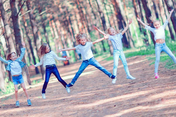 公園で楽しい女の子のグループ 木の背景に — ストック写真