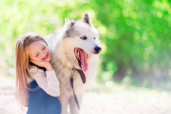 公園で屋外の大きな犬と幸せな小さな女の子 犬の友人男 — ストック写真