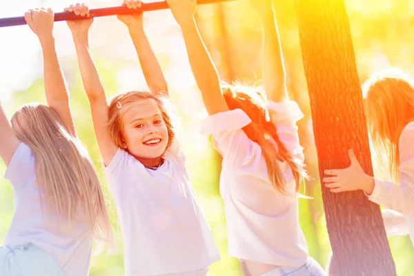 Gruppo Ragazze Appese Una Sbarra Orizzontale Nella Foresta Divertimento Felicità — Foto Stock