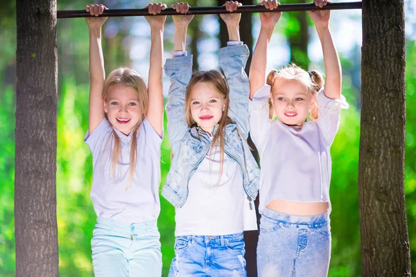 Gruppo Ragazze Appese Una Sbarra Orizzontale Nella Foresta Divertimento Felicità — Foto Stock