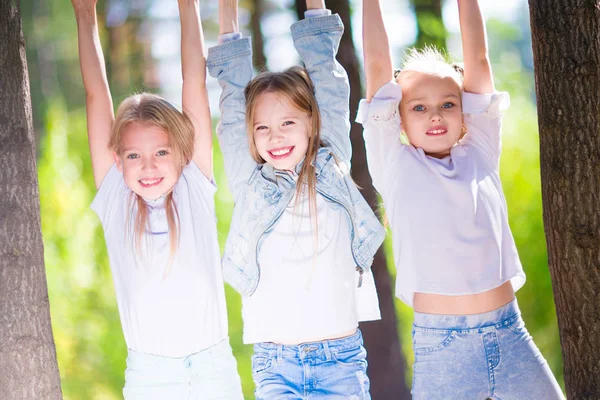 Gruppo Ragazze Appese Una Sbarra Orizzontale Nella Foresta Divertimento Felicità — Foto Stock