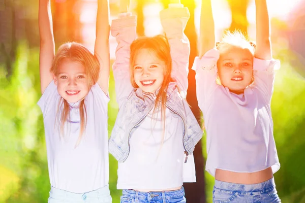 Gruppo Ragazze Appese Una Sbarra Orizzontale Nella Foresta Divertimento Felicità — Foto Stock