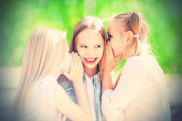 Tři Veselé Mladé Dívky Jsou Šeptání Procházku Parku — Stock fotografie