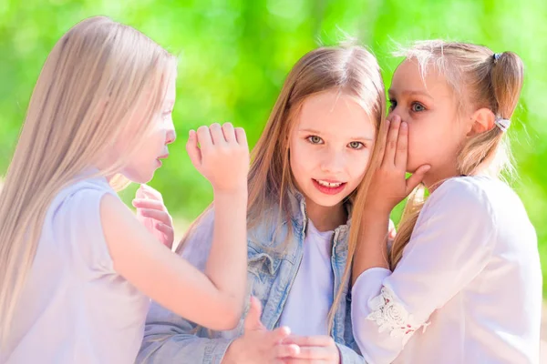 Tre Glada Unga Flickor Viskar Promenad Parken — Stockfoto