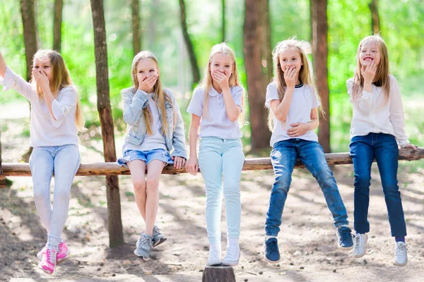 夏の森の中を歩く おかしい女の子子供のグループ 木の梁の上に座る 楽しさと喜び 明るく晴れた日 — ストック写真