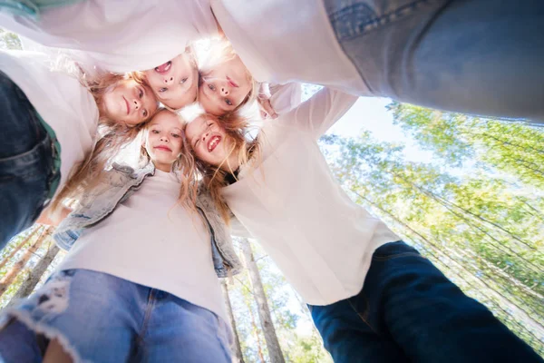 Happy Radostné Přítelkyně Stojí Dohromady Tvoří Kruh Hlavami Týmový Duch — Stock fotografie