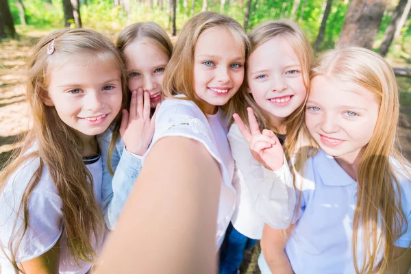 Skupina Pěti Dívky Děti Udělat Selfie Pozadí Stromů Lese Létě — Stock fotografie