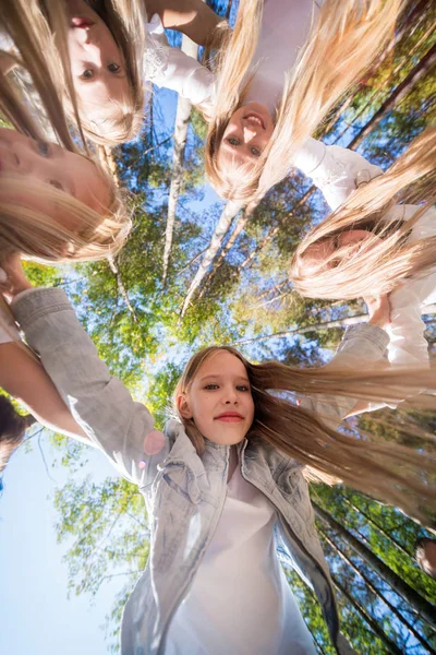 自分を抱き締める女の子のグループ形成を見下ろして かがんで円です 夏の森の中を歩きます 明るく晴れた日 — ストック写真