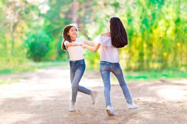 Ormanda bir yürüyüşe tutuşup çember iki kız arkadaşım. Yaz güneşli gün.