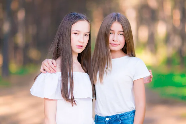 Twee Vriendinnen Tieners Het Bos Van Zomer Close — Stockfoto