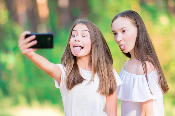 Due Amiche Fanno Selfie Nella Foresta Estiva Mostra Lingue — Foto Stock