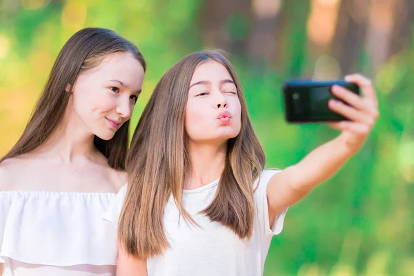Duas Lindas Namoradas Fazem Selfie Floresta Verão — Fotografia de Stock