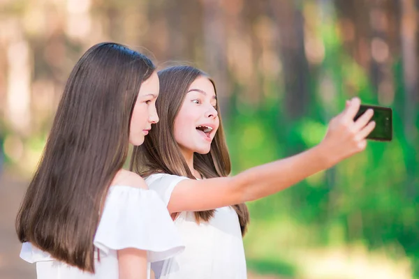 Teen Κορίτσια Πάρει Selfie Στο Δάσος Καλοκαίρι — Φωτογραφία Αρχείου
