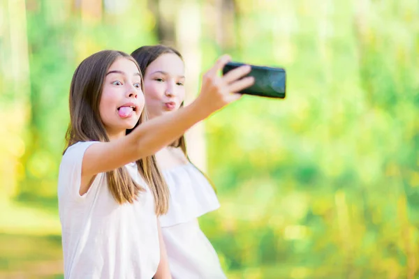 Dos Novias Hacen Selfie Bosque Día Soleado Verano Humor Lúdico —  Fotos de Stock