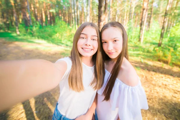 Due Ragazze Fanno Selfie Nella Foresta Estate Giornata Sole — Foto Stock