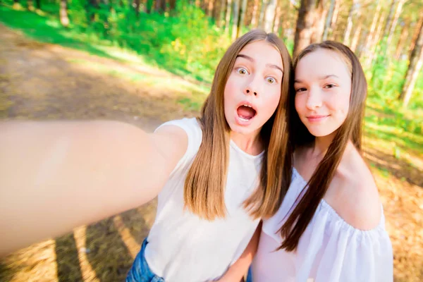 Due Ragazze Fanno Selfie Nella Foresta Estate Giornata Sole Umore — Foto Stock