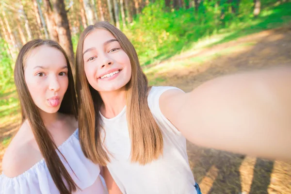 Selfie Una Delle Due Ragazze Mostra Lingua Durante Selfie Nella — Foto Stock