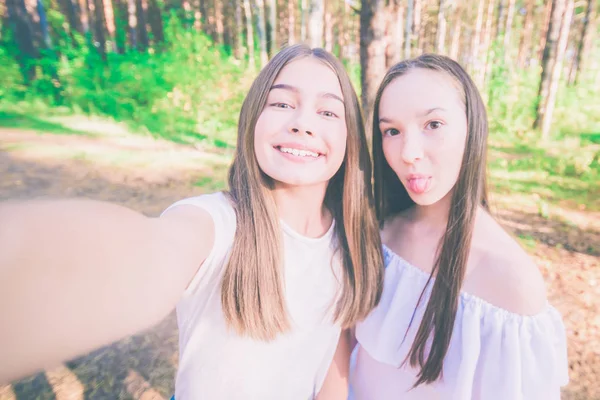 Due Ragazze Fanno Selfie Nella Foresta Uno Loro Mostra Lingua — Foto Stock