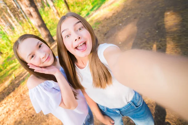 Due Belle Ragazze Fanno Selfie Nella Foresta Estiva — Foto Stock