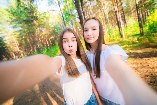 Dos Chicas Adolescentes Hacen Selfie Bosque Verano — Foto de Stock