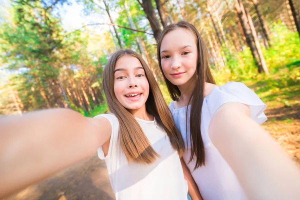 Due Amiche Fanno Selfie Nella Foresta Estate Giornata Sole — Foto Stock