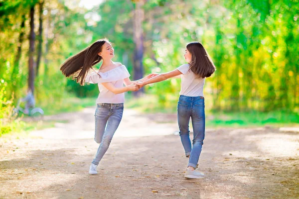 Due Ragazze Che Girano Tenendosi Mano Passeggiando Nella Foresta Estiva — Foto Stock