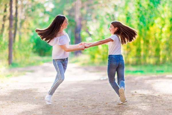 Dvě Vtipné Dívky Točí Držení Rukou Procházky Lese Letní — Stock fotografie