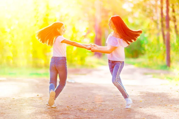 Due Ragazze Divertenti Che Girano Tenendosi Mano Mentre Passeggiano Nel — Foto Stock