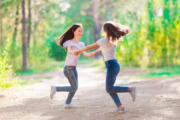 Twee Vriendinnen Cirkelen Bedrijf Handen Voor Een Wandeling Het Bos — Stockfoto