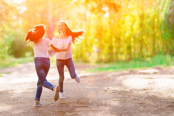 Due Amiche Allegre Girano Bosco Tenendosi Mano Estate Giornata Sole — Foto Stock