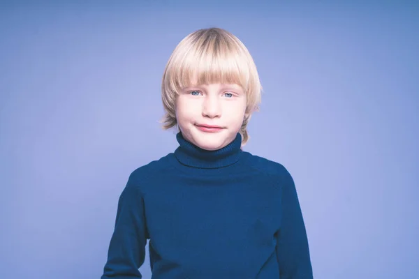 青色の背景で長い髪の金髪の少年の肖像画、 — ストック写真
