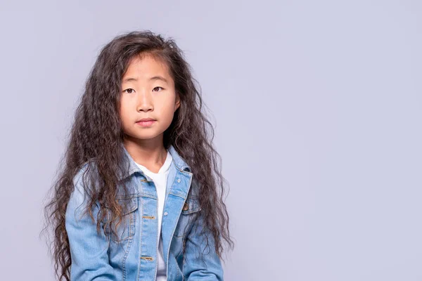 Azjatycki Brunetka Dziewczyna kręcone dziecko z długimi włosami w koszula dżinsowa — Zdjęcie stockowe