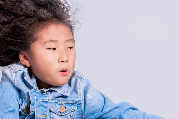 Lukk igjen. Asiatisk jentebarn. Fri plass. Annonsedesign – stockfoto