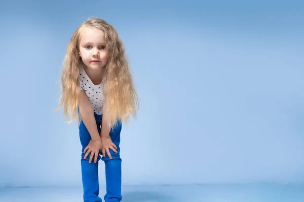 A Menina Se Chora E Se Posiciona Em Uma Câmera Móvel No Estúdio Para Baixar  E Assistir Vídeos Engraçados Foto de Stock - Imagem de câmara, internet:  232500772