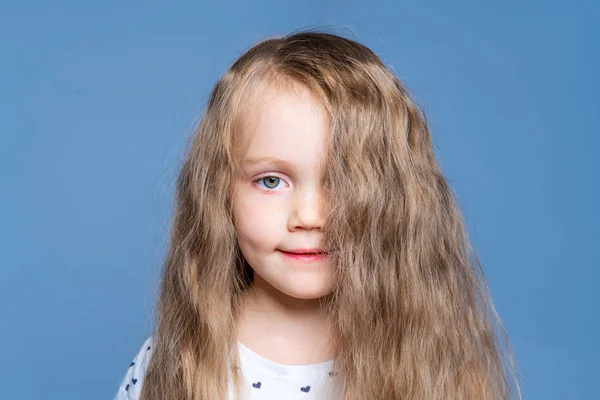 Haare verdecken Gesicht. kleines Mädchen mit schönen blonden Haaren — Stockfoto