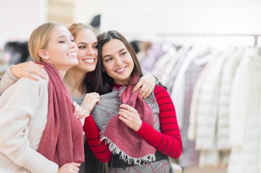 Alışveriş. Bir butik üç komik güzel kız