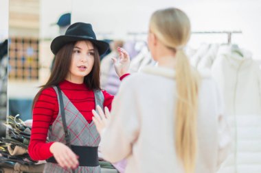 Alışveriş. Güzel bir butik mutlu kızlarda. Giysi, s deneyin