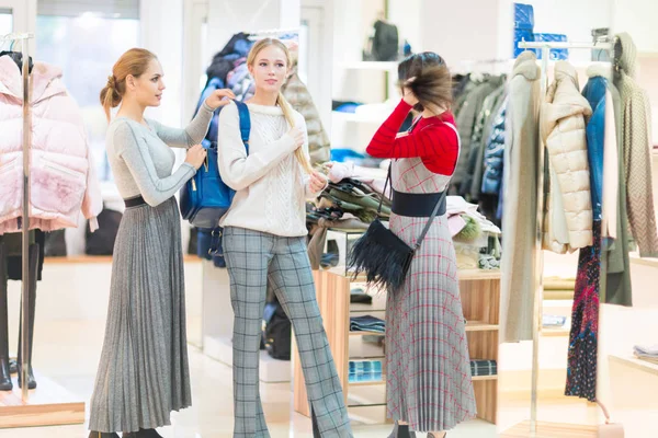 Compras. Grupo de chicas felices probándose la ropa en una boutique — Foto de Stock