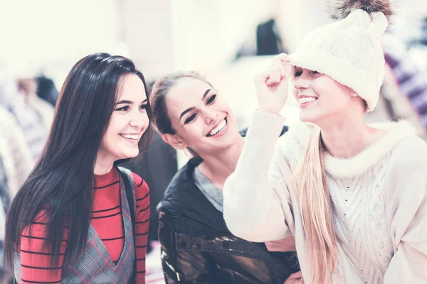 Nákupní. Skupina šťastných dívek, které se snaží o oblečení v butiku — Stock fotografie