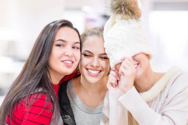 Nákupní. Skupina šťastných dívek, které se snaží o oblečení v butiku — Stock fotografie