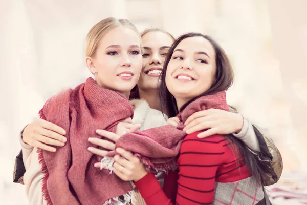 A fare shopping. Tre belle ragazze divertenti in una boutique — Foto Stock